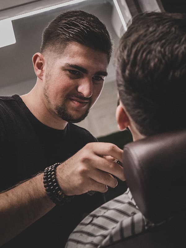 Geri, a Roger's Barber barbere munka közben