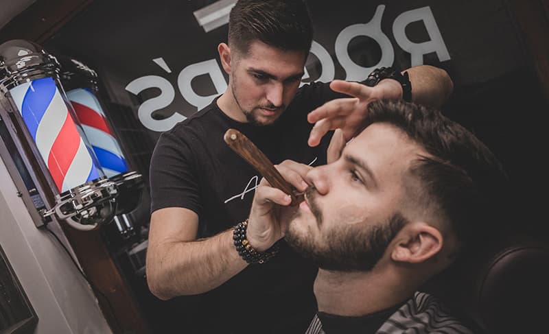 Késes borotválás a Roger's Barberben